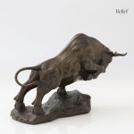 Taureau en bronze représentant puissance et robustesse