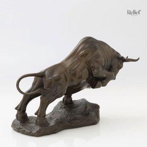 Taureau en bronze représentant puissance et robustesse