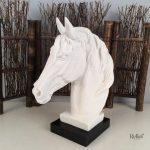 Art décoratif : buste de cheval en sculpture raffinée