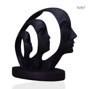 Statue abstraite d'homme avec trio de visages artistiques
