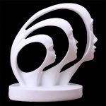 Sculpture moderne représentant trois visages d'homme en abstraction