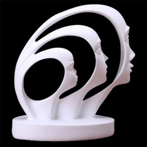 Sculpture moderne représentant trois visages d'homme en abstraction
