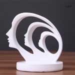 Trio de visages stylisés, statue d'homme en design contemporain