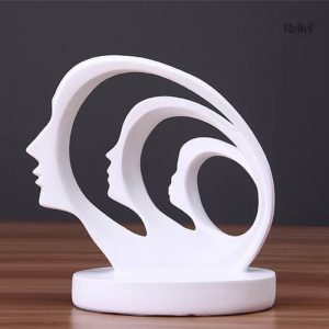Trio de visages stylisés, statue d'homme en design contemporain