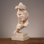 Sculpture moderne représentant un visage masculin