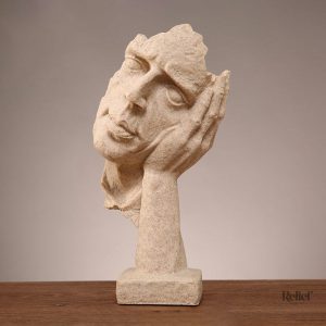 Art contemporain : statue d'homme en sculpture
