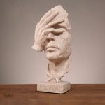 Visage stylisé en sculpture, décoration contemporaine homme