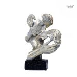 Statue représentant un couple s'unissant avec élégance