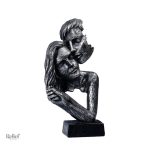 Sculpture artistique d'un couple en harmonie