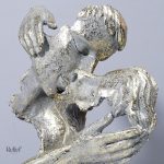 Statue minimaliste d'un couple en expression douce