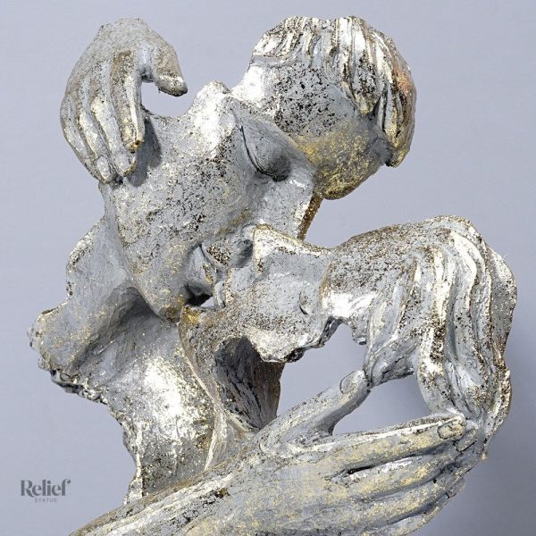 Statue minimaliste d'un couple en expression douce