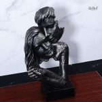Sculpture contemporaine sur l'amour et la connexion humaine