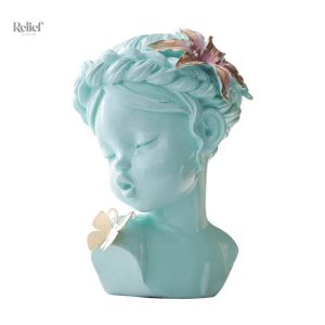 Sculpture moderne d'une femme avec un papillon et des détails soignés