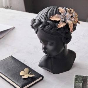 Statue artistique représentant une femme avec des ailes d'ange