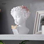 Femme élégante en statue avec un papillon, style contemporain