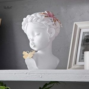 Femme élégante en statue avec un papillon, style contemporain