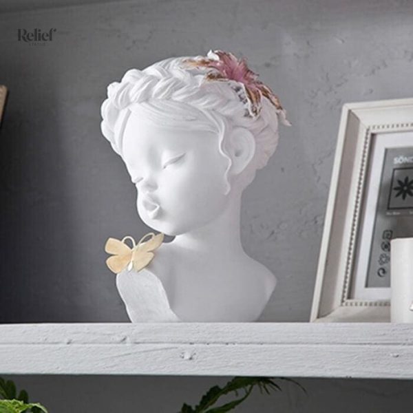 Femme élégante en statue avec un papillon, style contemporain