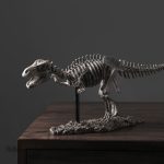 Squelette de dinosaure en décoration artistique contemporaine