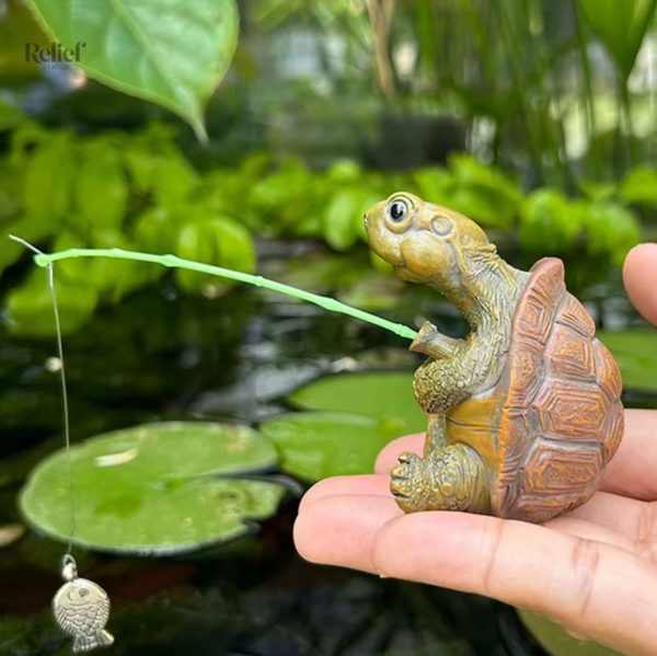statu-tortue-qui-peche-5-cm-1 Statuette de tortue qui pêche, 5 cm, décoration marine