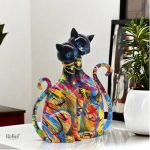 Sculpture en résine représentant des chats siamois