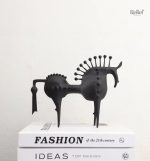 Statue abstraite cheval noir en métal 22 cm
