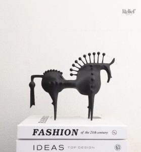 Statue abstraite cheval noir en métal 22 cm