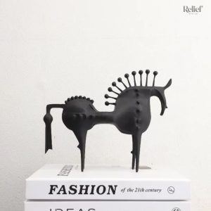 Statue abstraite cheval noir en métal 22 cm