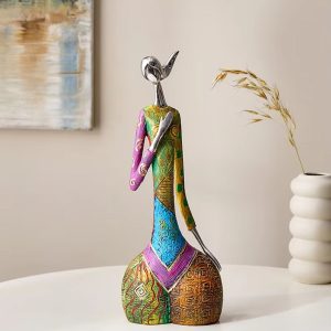 Statue décorative contemporaine femme 35 cm en design élégant
