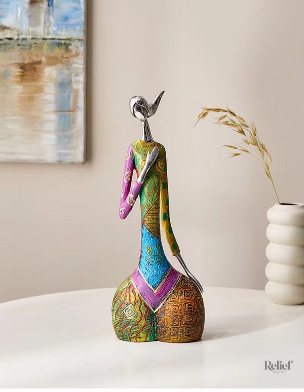 Statue décorative contemporaine femme 35 cm en design élégant