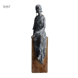 Sculpture africaine avec motifs traditionnels colorés