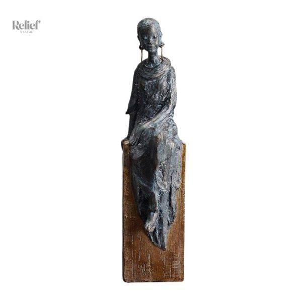 Sculpture africaine avec motifs traditionnels colorés