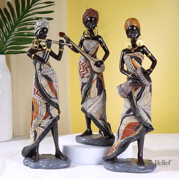 Statue africaine représentant une femme élégante
