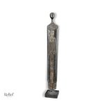 Statue africaine représentant un homme en bois sculpté