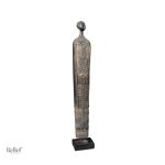 Homme en statue africaine avec détails artisanaux