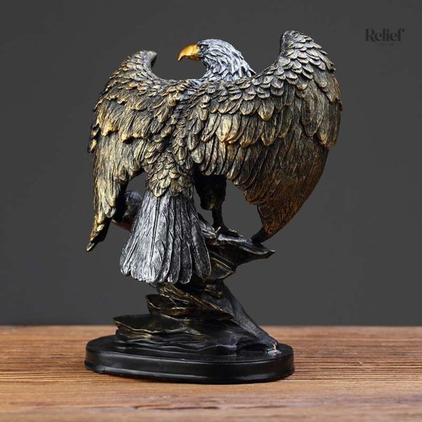Oiseau majestueux en sculpture décorative