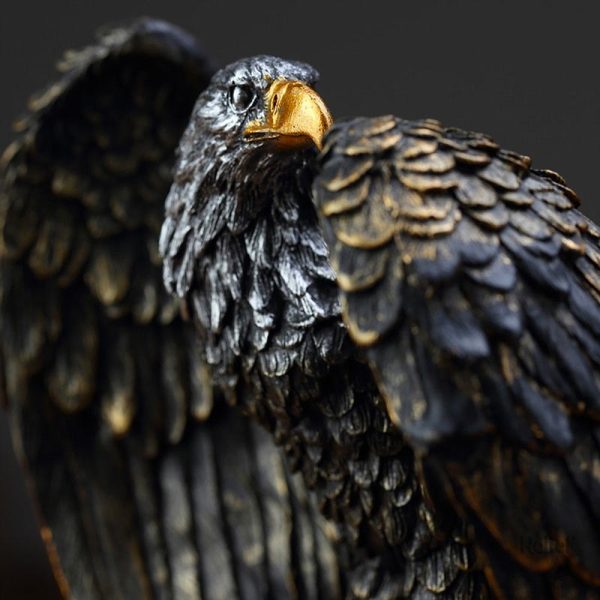 Figurine aigle en pose réaliste pour collection