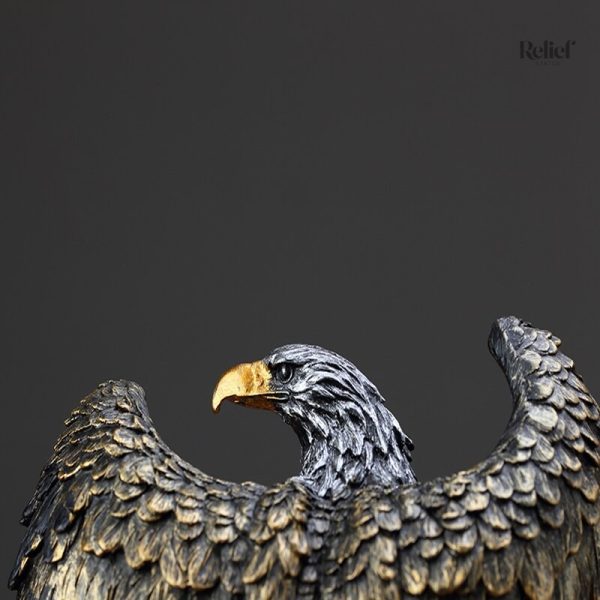 Statue représentant un oiseau symbolique en métal