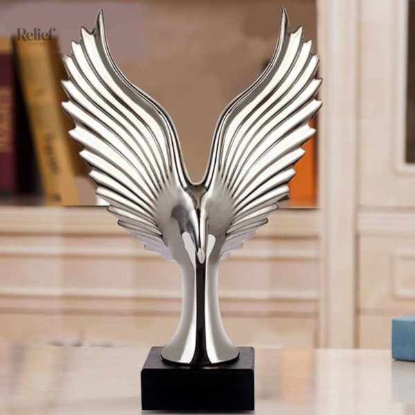 Sculpture d'un aigle royal sur socle décoratif