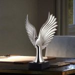 Statue d'oiseau symbolisant la force et la liberté