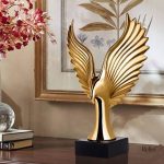 Sculpture inspirante d'un aigle royal stylisé