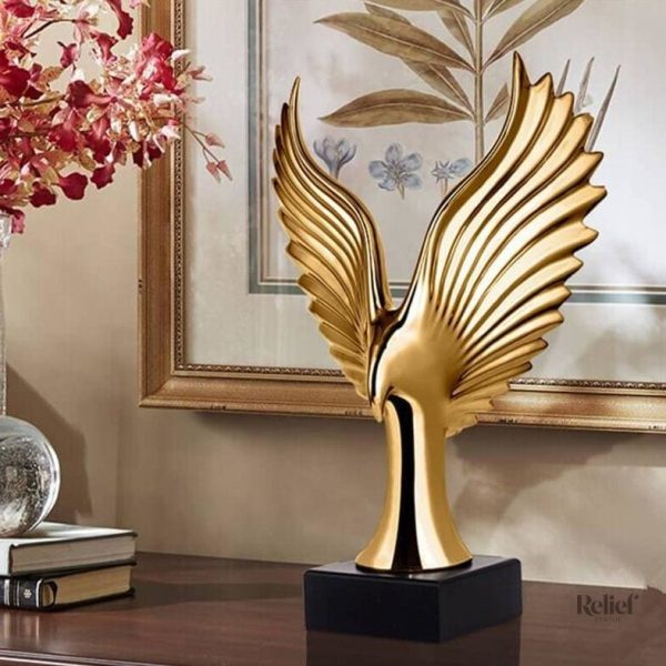 Sculpture inspirante d'un aigle royal stylisé