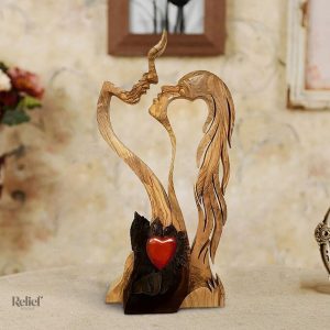 Sculpture en bois représentant des amoureux, idéale pour les intérieurs