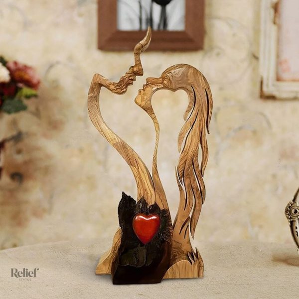 Sculpture en bois représentant des amoureux, idéale pour les intérieurs