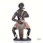 Statue antique avec motifs traditionnels africains