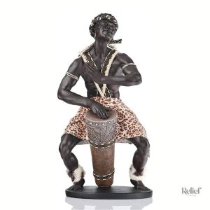 Statue antique avec motifs traditionnels africains