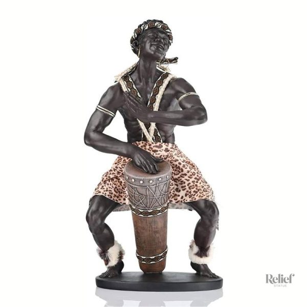 Statue antique avec motifs traditionnels africains