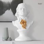 Statue homme : buste de Mozart, détail artistique