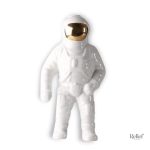 Sculpture contemporaine d'un astronaute