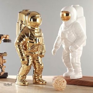 Statue moderne représentant un astronaute stylisé