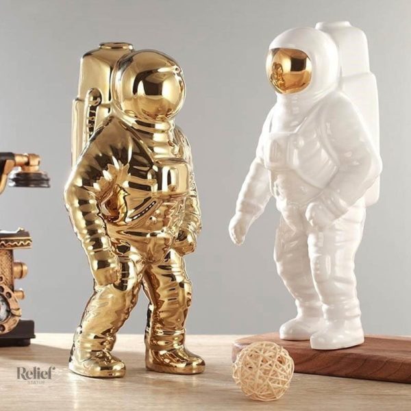 Statue moderne représentant un astronaute stylisé